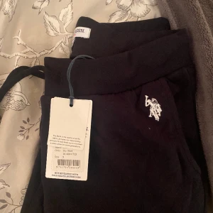 Polo mjukis - Ett par nya polo mjukisbyxor som jag inte tyckte satt bra på mig. Är nästan 170 och dem var lite för korta. Dem sitter baggy och har ej använts.🤍