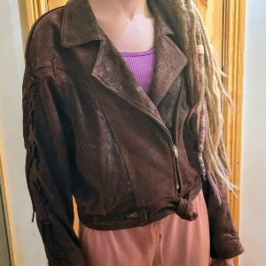 Biker jacka i storlek 40 - Snygg bikerjacka med paisey-mönster. 