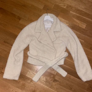 Teddyjacka - Stilren och fin teddyjacka 