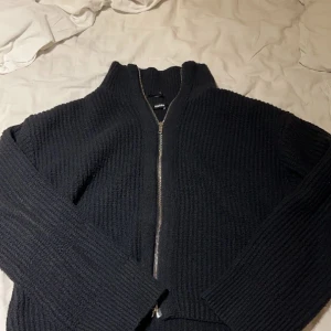 Kofta ifrån Bik Bok - Använd fåtal gånger men väldigt fint skick💕 populär kofta ifrån BikBok som nästan alltid är slut i lager 💕