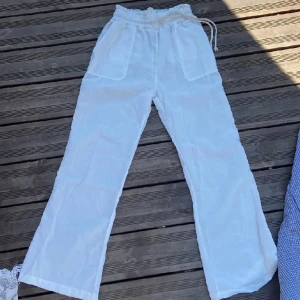 Vita linnebyxor  - Snygga linnebyxor perfekta till sommaren! Säljs sprillans nya då det är förstora på mig och inte kunde skickas tillbaka Finns i två storlekar S och XS men kan även passa M.   Nypris 489kr, säljes för 350kr men pris kan diskuteras🥰 
