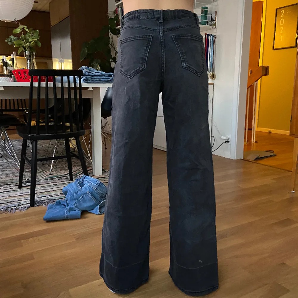 Snygga high waist jeans från Lindex. De har knappt några tecken på användning, utan säljs pga att de är försmå. Pris går att diskutera💗. Jeans & Byxor.