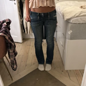 Lågmidjade bootcut jeans - Så snygga mörkblåa lågmidjade jeans i bootcut modell! De e så snygga men använder inte dom längre 💓MIDJEMÅTT:39cm rakt över INNERBENSLÄNGD:79cm