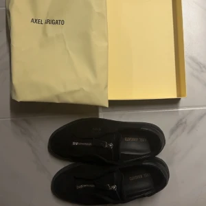 Arigato Clean 90 Zip - Storlek 42. Mockan är i bra skick samt alltid med crease skydd.  Köptes för 2300- i NK  Kan passa 43 också.