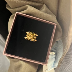 Peak ring guld - Edblad ring i guld, fint skick inte använd så många gånger i storlek s(16,8mm). Originalpris 400kr säljer för 200