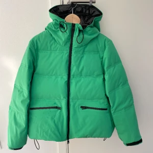 Zara skidjacka som ny - Super varm och vattentät dunjacka från zara ski collection  Passar xs-m  Nypris 2700kr