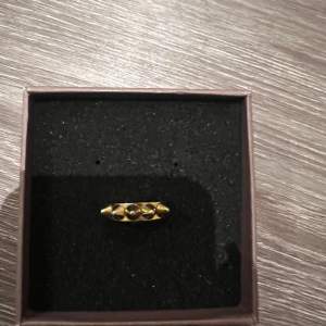 Säljer min Edblad ring i guld, då den inte kommer till användning. Färgen har försvunnit lite på baksidan men inget som syns när man har på den. Pris kan diskuteras 