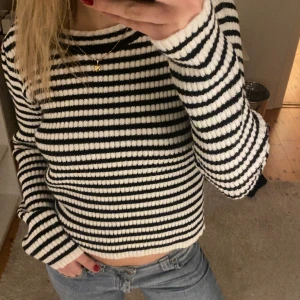 Svartvit stickad tröja!  - Snygg tröja med lapp kvar, helt oanvänd 