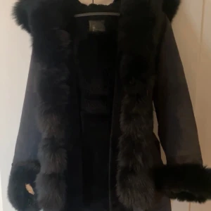 Vinterjacka  - Vinterjacka med äkta pälsfodring samt äkta päls på krage. Innerfoder är okså äkta päls, går lätt att ta bort även päls på krage. 2 fickor på varje sida samt går de enkelt att dra åt midjan för en mer figurskydd jacka.    Pris kan diskuteras 😊