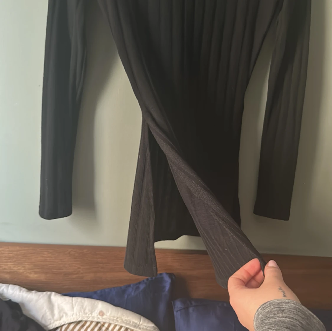 Svart långärmad tröja med slits - 90