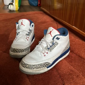 Jordans - Unina Jordans. Använda men o bra skick. Om de tvättas skulle de bli så gott som nya. Står stl 40 men jag är en 39a och de är lite små på mig. Så skulle säga att dom passar 38 - 38,5. ÄKTA. Om du möts upp får du testa ifall de passar innan betalning.