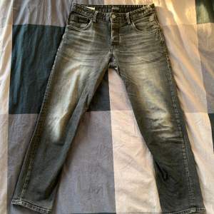 Ett par svarta jeans från Jack & Jones i storlek 30/32 ♣️