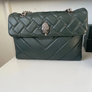 Stor grön Kurt Geiger väska - Superfin stor Kurt Geiger väskan i den populära göra färgen! Den är i jättebra skick förutom lite slitningar i botten av väskan som inte är märkbara. Säljer då jag tyvärr inte får användning till den. Nypris är på ca 5300! Skriv privat för  bilder😇