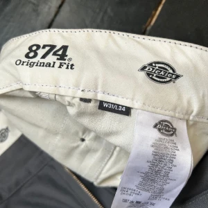 Dickies Work Pants - Använda fåtal gånger - nyskick!  L34/W32 Passar mig som är 180cm lång. 