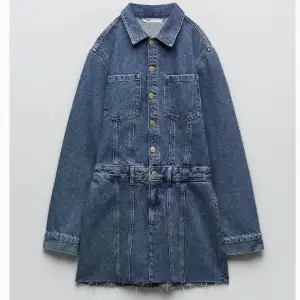 Säljer denna super fina jeans klänningen från Zara. Säljer den då den inte kommer till användning 
