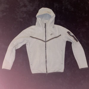 Säljer nike tech - Säljer  Nike tech för 500kr storlek S  Kan skicka via frakt