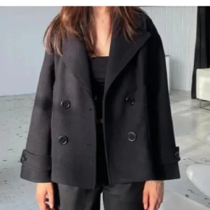 Design by si kappa - Säljer denna kappa från design by si. Fint skick. Ordinare pris ca 800. Bara att höra av sig vid intresse eller frågor😍