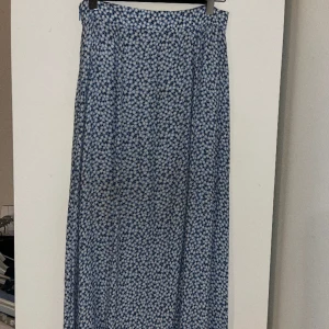 Långkjol - Jättesöt långkjol med blommor på sig ! Slits vid benet 