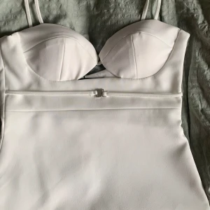 Vit topp zara - Vit topp från zara, helt oanvänd med lappen kvar. Nypris 329kr, helt slut online och i butik.