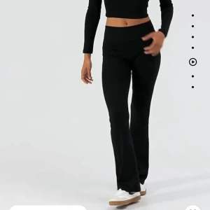 Svarta leggings  - Ett par jätte fina sköna utsvängda tights med ribbad midja från bershka endast använda 1 gång