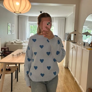 Stickad tröja - Jättesöt stickad tröja! Storlek M💙Endsst använd 2 gånger så i nyskick!