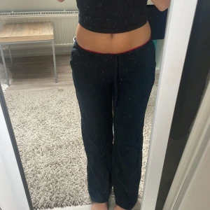 Linnebyxor - Köpta på hm och användes förra sommaren men inte denna och därför säljer jag de. De sitter helt perfekt på mig som är 159 cm och har xs-s i byxor. De är väldigt sköna men säljs inte längre på hm 