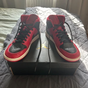 Air Jordan 1 Mid - Jag säljer dom här för dom inte passar. Bra bruksskick. Storlek 43
