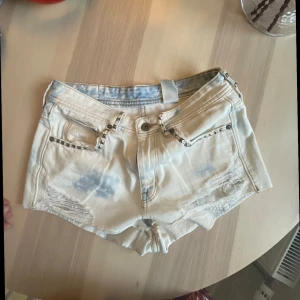 Low/mid waist jeansshorts - Otroligt snygga vintage low/mid waist jeansshorts med snygga slitningar och nitar, dem är för små för mig där av säljer jag dem💗