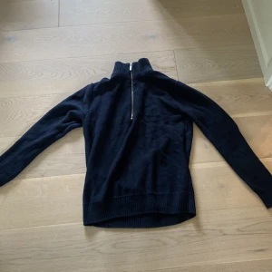  Helt ny Zipup tröja 🔥🔥 - En zip up tröja som ej går till användning längre och som bara är använd ett fåtal tillfällen. ⚠️ Inga hål⚠️ storlek: S