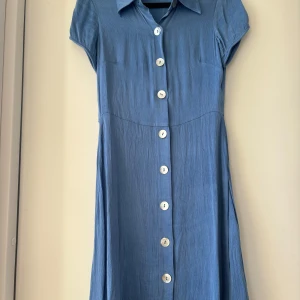 & other stories  - Fin sommarklänning från & other stories med snäckskalsknappar, som ny och säljer klänningen då den inte passade mig.