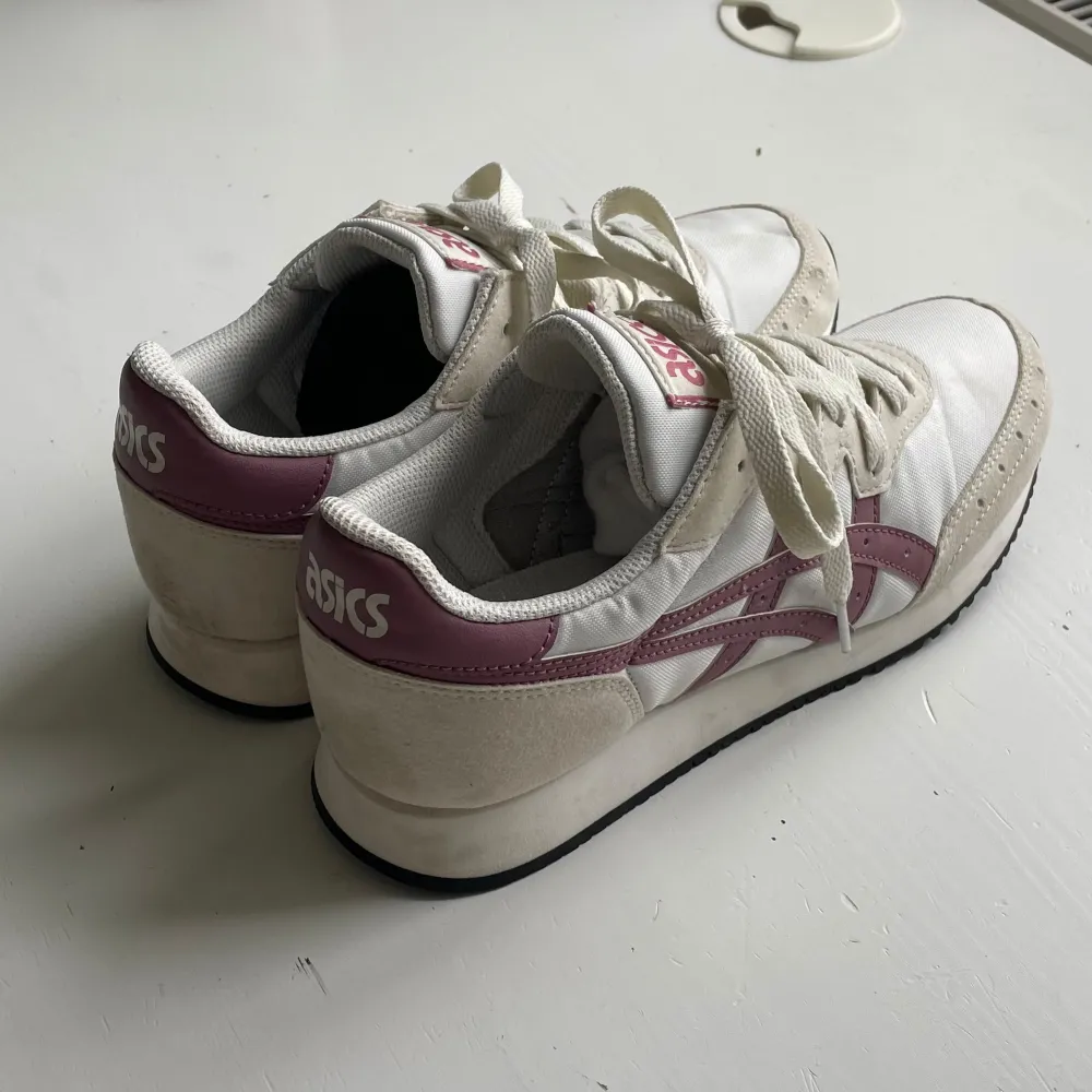 Sparsamt använda Asics skor i modellen Lyte classic. Mycket gott skick. Nypris 900kr. Säljer då de inte kommer till användning. Tveka inte att ta kontakt vid frågor eller för fler bilder! 🥰. Skor.