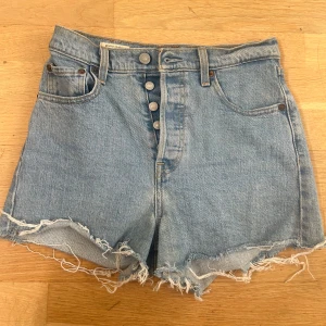 Levi’s jeansshorts  - Jättefina Levis ribcage short jeansshorts i storlek 26. Fint skick men använda, köpta förra sommaren men säljer nu då de tyvärr blivit för små för mig🥰