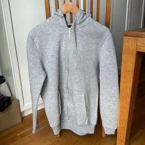 Grå zip-hoodie från ASOS - Mycket bra skick, grå från ASOS, stl M