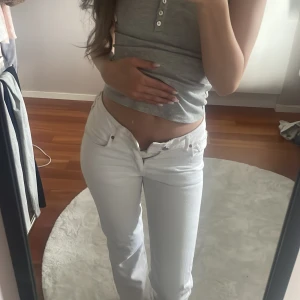 Vita jeans  - Vita jeans! Det är rak modell och Low/mid waist, använda men i fint skick!💕 midjemått 24 längd 32. Sitter som Xs 