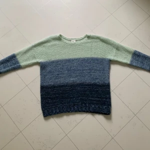 Turkos tröja - En lättare stickad tröja i olika blåa färger! Storlek L, men jag är xs. Skriv gärna vid frågor⭐️