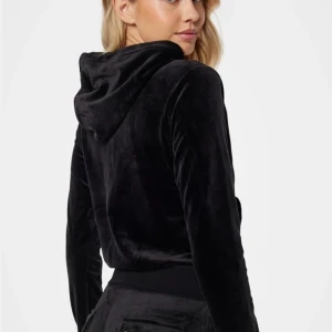 JUICY SETT - Säljer mitt mysiga, sköna sett då det tyvärr har blivit för litet, nypris ca 2500 och säljer för 1500🙏🏼(typ helt oanvänt)