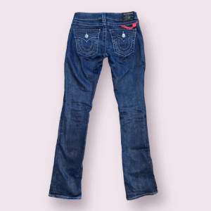 Säljer dessa lågmidjade true religion jeans i nyskick, inga defekter! Kom privat för mått o fler bilder