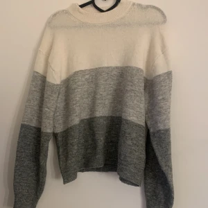 Randig stickad - Randig stickad tröja 