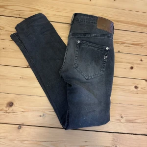 Dondup jeans - Säljer nu dessa sjukt feta dondup jeans i färgen grå | jeansen är i mycket fint skick utan några defekter | byxorna är storlek 31 vilket motsvarar ungefär 29/32 | tveka inte att kontakta om minsta intresse 