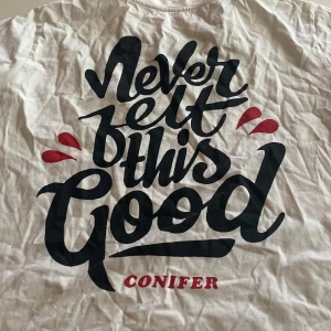 Lee t-shirt - En Lee t-shirt med tryck på ryggen! Köpt för 299kr! Är skrynklig spå grund av att den har legat i en låda länge! Annars som ny och endast testad!