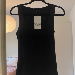Zara svart linne - Svart basic plagg! Endast använd Max 1 gång men skulle säga att den är som ny!💞☺️🙏 Orginal pris 129kr säljs för 65kr