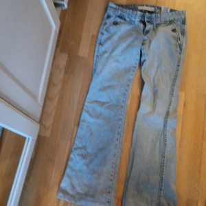 Jätte fina jeans - Lågmidjade utsvängda jenas ljusblåa