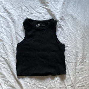 Linne - Ett svart linne som inte kommer till användning längre, den är i storlek xs och är i nyskick