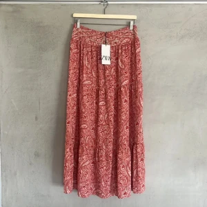 Zara kjol - Säljer denna röda kjolen från zara som inte används längre då jag har massa snara kjolar, hör av er vid intresse 💕 är i storleken M men har oftast xs och på mig sitter den super bra.  Lånade bilder så hör av er om ni vill ha egna