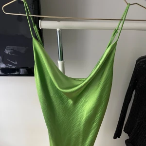 Grön klänning -  Säljer denna klänning från Gina tricot, använd en gång. Säljer pågrund av att den är för liten.