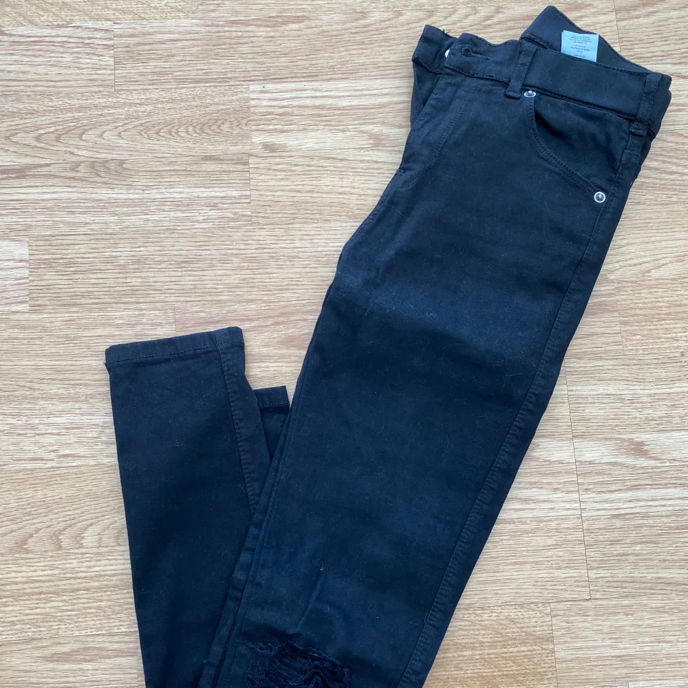 Strl S Slitningar på knäna Dr denim Lexy Endast testade Priset går alltid att diskutera ❤️. Jeans & Byxor.