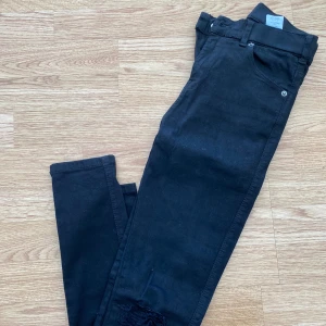 Svarta jeans med slitning - Strl S Slitningar på knäna Dr denim Lexy Endast testade Priset går alltid att diskutera ❤️