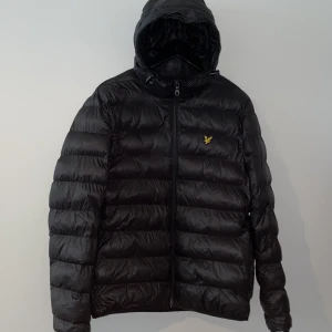 LYLE&SCOTT jacka  - OBS sydde ihop en litet litet håll som knappt syns om man kommer nära. Jackan är i storlek M men jag har storlek S och den passade ändå bra 