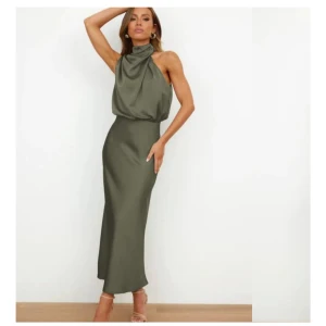 Superfin balklänning - Säljer denna superfina klänning då den inte passade. Helt ny med prislapp endast testad. Köpt för 1000kr, strl S💓 Superfin Armégrön färg med fina detaljer upptil! Köpte klänningen till bröllop, men passar även till bal! Pris kan diskuteras