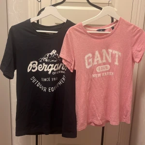 T-shirts - Två styckna märkes t-shirts säljes som ett paket. Båda är i storlek S. Köparen står för frakt. Djur finns i hemmet